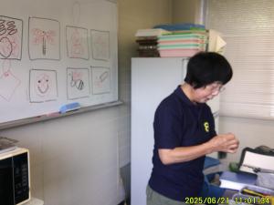 紐を通しています。