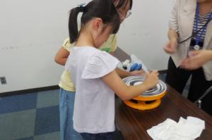 「VR工場見学とアクリル雑貨つくり」講座の様子
