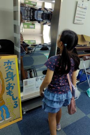「VR工場見学とアクリル雑貨つくり」講座の様子