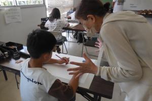 「夏休み子ども絵画教室」の様子
