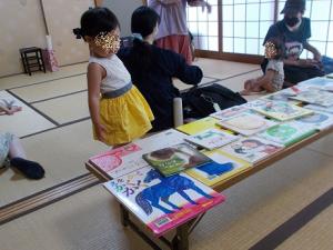 親子で楽しむ絵本の会の様子5