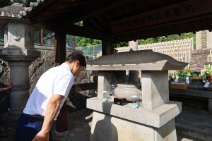 極楽寺にて墓地巡拝を行う西野市長