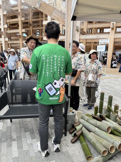 万博の市長さんの背中