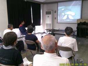 ビデオを見ています。