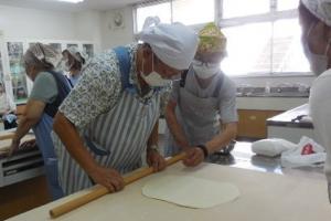 「手打ちうどん体験」の様子