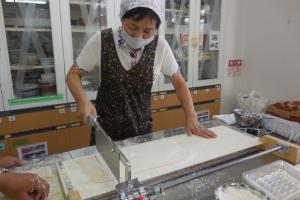 「手打ちうどん体験」の様子