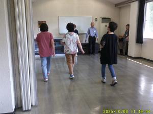 歩きながら歌う