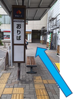 点字ブロックに沿って進みます