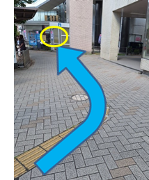 点字ブロックに沿ってエレベーターに向かいます