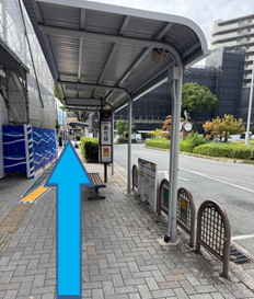 点字ブロックに沿って進みます