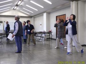 大きな声を出す。