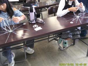 16本のホログラムテープのもう一方に放射線状に丸いテープにつけます。