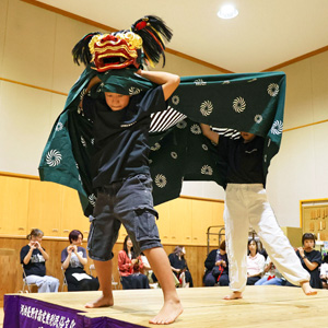 日野地区獅子舞 大宅瀧心さん・河端乃橙さん