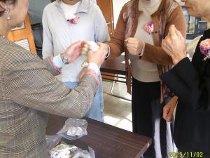 先生手作りの手首の飾り