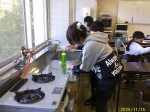 分量を量っています。