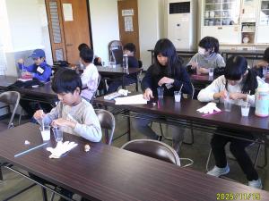 静かに混ぜています。