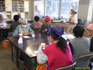 ドライフルーツとローゼルのお茶を飲みながら