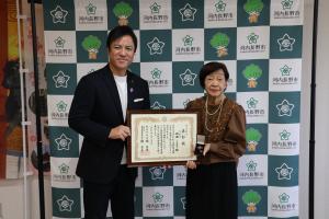 防犯栄誉金賞受賞 西田ミヱ子氏 表敬訪問(庁内)