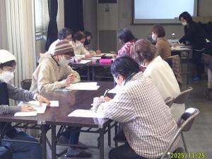 チェックリストに記入中