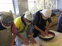 粉を混ぜています。