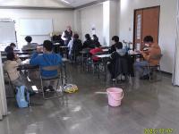 黙々と切っています。