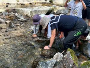 先生の指導に従い「ゴリ押し」に挑戦するこどもたち