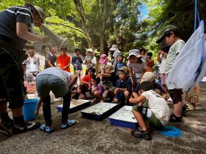 採収後、先生の総評を集まって聞く子供たち
