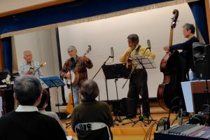 「年老いても仲間とともに」の様子