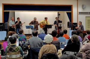 「年老いても仲間とともに」の様子