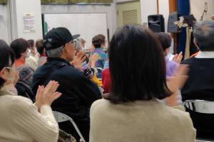 「年老いても仲間とともに」の様子