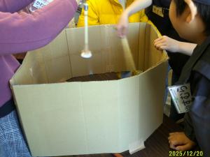 モーターを回すと綿菓子が出てきました。