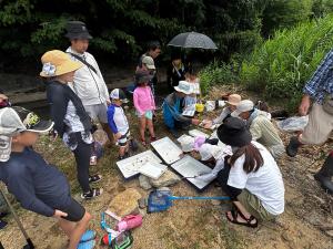 捕まえた水生生物を確認する様子