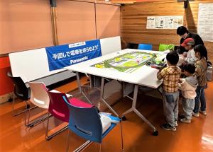 体験コーナー≪手回しで電車を走らせよう!≫を体験する子どもたち