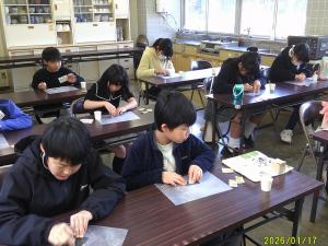 石を磨いています