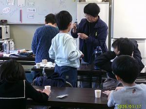 レジンを容器に入れています。