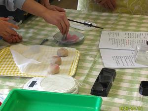 ハート型にようかんを抜いています。