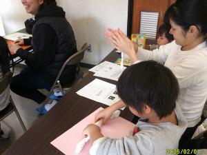 紙粘土を使って考えました。