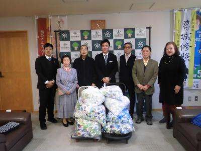 白ゆりの会ペットボトルキャップ受け渡し