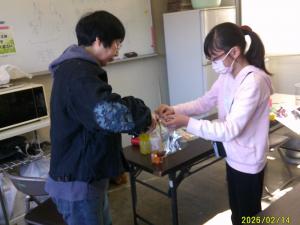 袋にジュースを入れてもらいました。