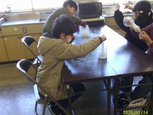 ジュースの袋を液体窒素に漬けています。