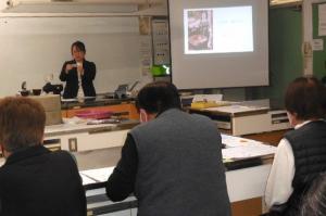 「石臼でコーヒー豆を挽く」講座の様子