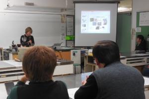 「石臼でコーヒー豆を挽く」講座の様子