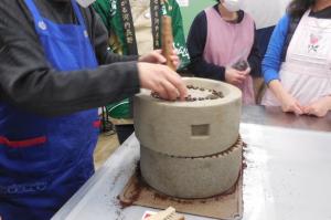 「石臼でコーヒー豆を挽く」講座の様子