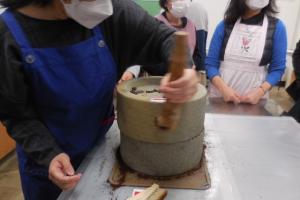 「石臼でコーヒー豆を挽く」講座の様子