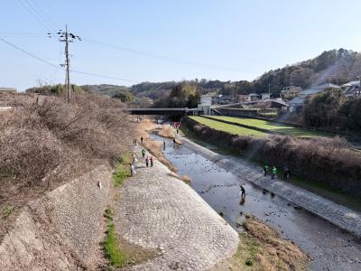 石川で清掃活動を行う様子を橋上から撮影した様子。