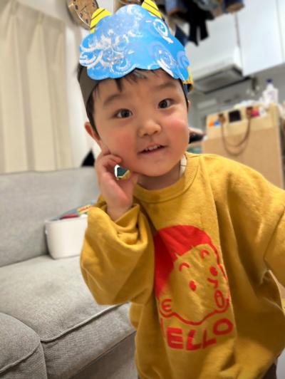 鬼のお面でポーズ