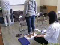 体のゆがみを確認しています。