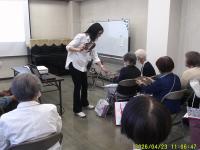 靴底を見ています。