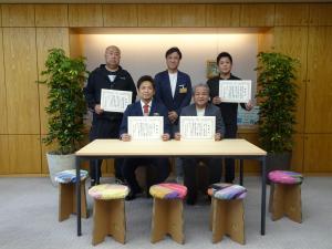 市内事業者(4社)からの市長室への自社製品寄贈に係る感謝状贈呈式