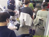 膝を閉じて足を伸ばす運動